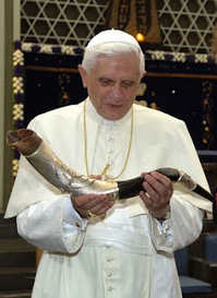 Pope with Shofar.jpg